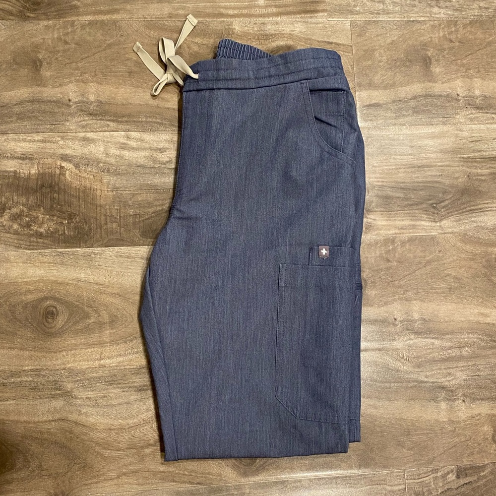 Women’s Figs Scrub pants- size Small